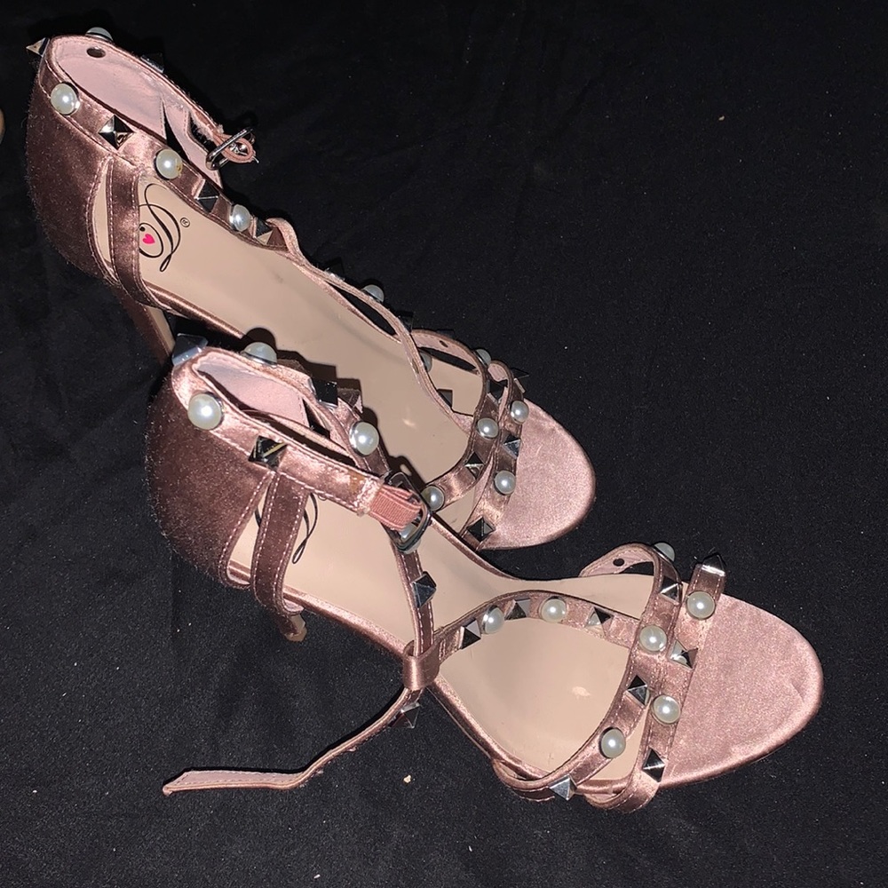A nice elegance mauve heel. Size 7. A D heart design